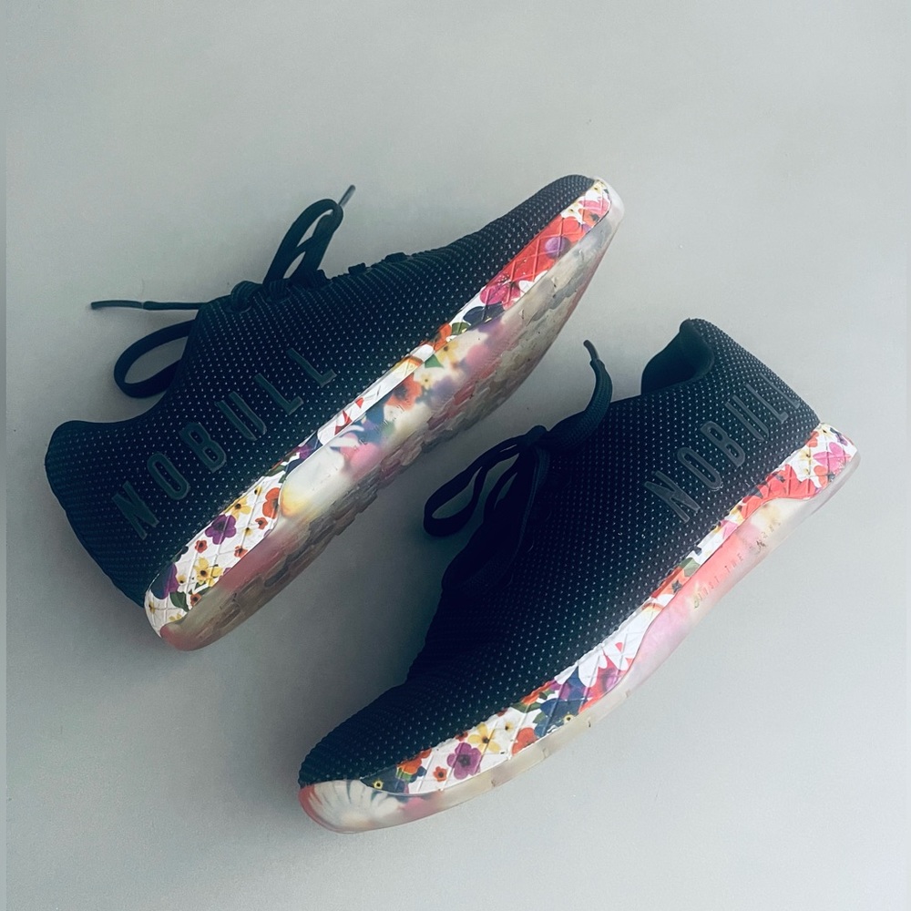 NOBULL FLORAL DAISY TRAINER SHOE SIZE 7 (WOMEN)